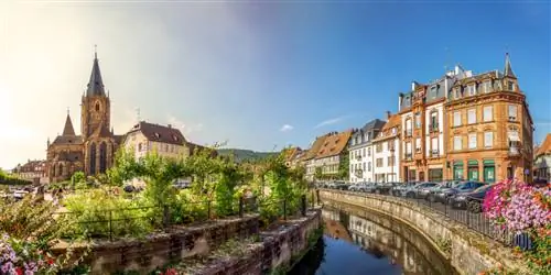 Фотография Сины Эттмер/Shutterstock. Канал, пересекающий Виссембург, на фоне церкви.