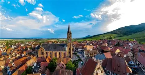 Александр Сорокопуд/ Shutterstock. Прекрасный вид на Дамбах-ла-Виль, построенный вокруг его церкви.