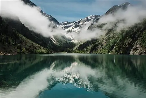 АгатаВК / Shutterstock. Лак-дю-Ловитель в день, когда на небе низкие облака.