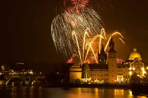 Якуб Себек / Shutterstock. Новогодний фейерверк возле Пражского Града.