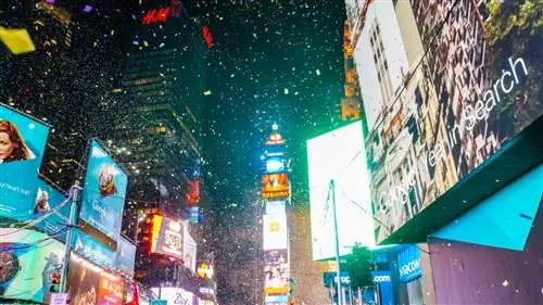 Саймон ДаксМедиа/Shutterstock. Конфетти падает с неба, затопляя Таймс-сквер