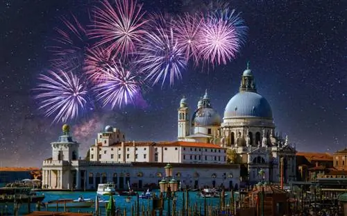 Елена З / Shutterstock. Базилика Санта-Мария под величественным фейерверком в Венеции, Италия.