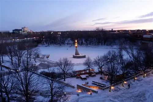 Замерзшая река в Виннипеге, Канада Замерзшая река в Виннипеге, Канада