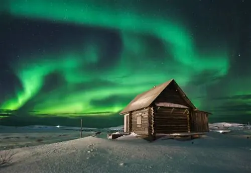 Игорь Горшков/Shutterstock. Русское небо с северным сиянием над домом.