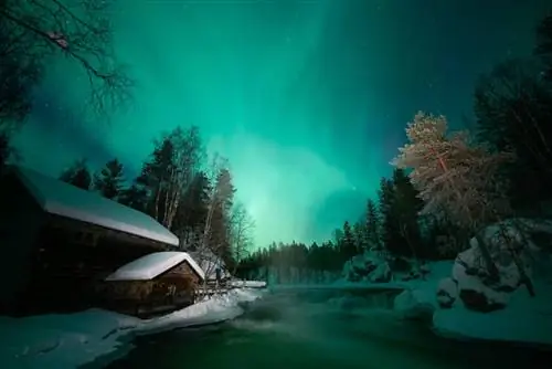 Автор Sakari Hyytinen/ShutterstockПейзаж Лапландии, освещенный северным сиянием.
