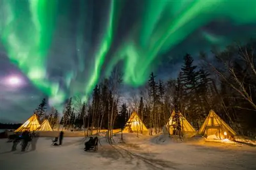 Кен Фунг / Shutterstock. Волшебная ночь в Йеллоунайфе, США