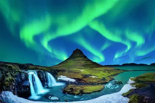 Гитарный фотограф / Shutterstock. Северное сияние над Киркьюфетлем зимой.