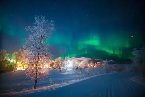 Юлия Кузнецова/ Shutterstock. Северное сияние танцует в небе над деревней Кируна.