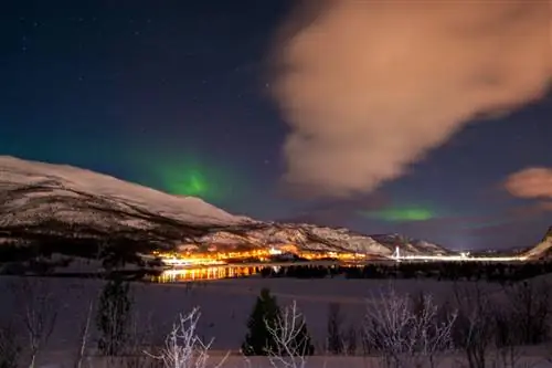 Автор Nordicyigit/Shutterstock. Северное сияние освещает небо над Альтой в Норвегии.
