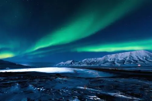 Автор: ginger_polina_bublik/Shutterstock. Северное сияние коснется гор на Шпицбергене