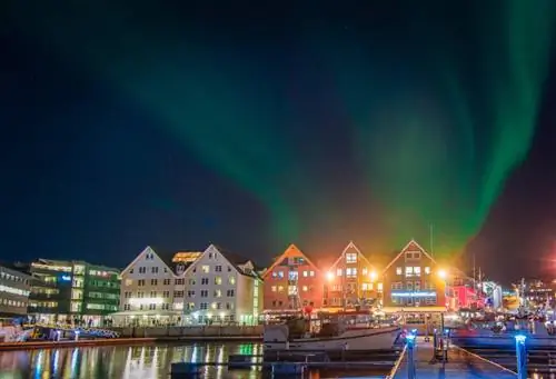 Юлия Кузнецова/Shutterstock. Порт Тромсё, освещенный северным сиянием