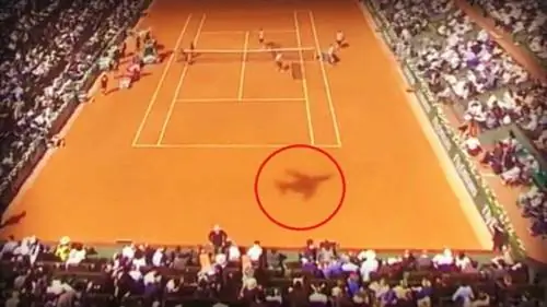 Загадка самолета, летящего задом на Ролан Гаррос?