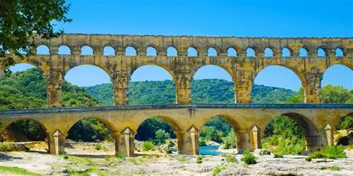 Роман Гориелов / Shutterstock. Пон-дю-Гар все еще стоит.