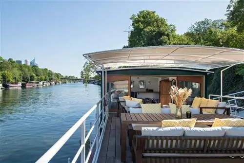L'Escale sur Seine, традиционная парижская баржа