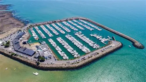 Высотный дрон / Shutterstock. Вид с воздуха на пристань Порнише в Атлантической Луаре.