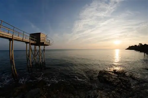 Николас ТАРИК / Shutterstock. Хижина рыбака на сваях над океаном.