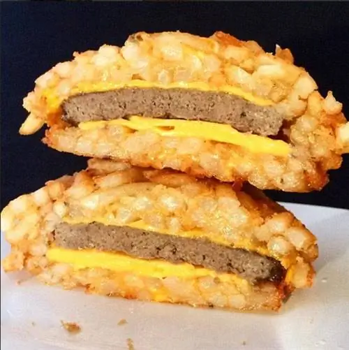 Бургер, булочка которого сделана из картофеля фри, тестируется в умеренных количествах