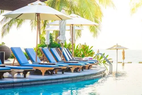 Испания: она игнорирует заключение и идет в бассейн своего отеля на Тенерифе