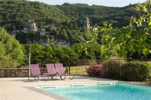 Бассейн в отеле Spa le Saint-Cirq