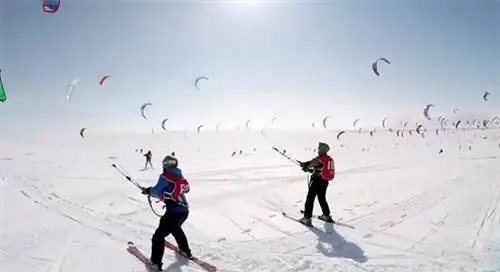 Когда лыжи встречаются с парусным спортом, получается сноукайтинг