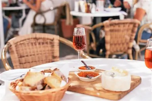 Бокал вина на террасе ресторана в Порту-Санту