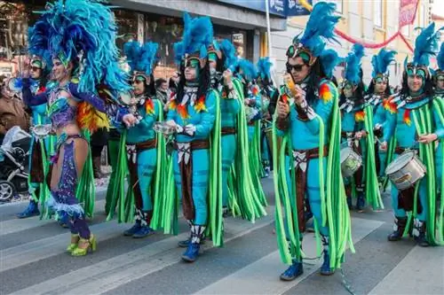 Карнавальное шествие по улицам Порту-Санту