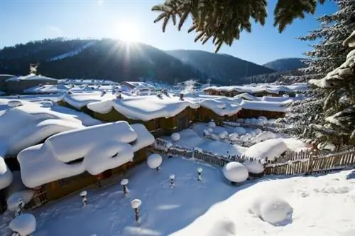 Полностью замерзшие дома на берегу озера