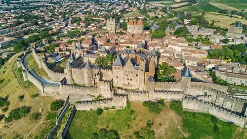 Джей Си / Shutterstock. Город Каркассон, защищенный крепостными стенами.