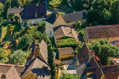 Ирина Крик/Shutterstock. Вид с воздуха на типичные крыши Дордони.