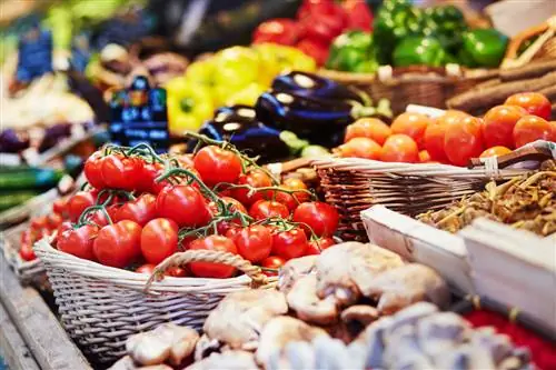 Екатерина Покровская / Shutterstock. Стенд с разноцветными овощами в проходах рынка.