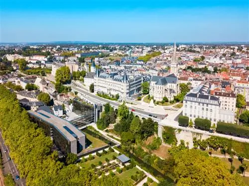 saiko3p / Shutterstock. Вид с воздуха на город По в Атлантических Пиренеях.