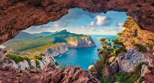 Андрей Майовский / Shutterstock. Мыс Качча, сфотографированный со скалы, на Сардинии.