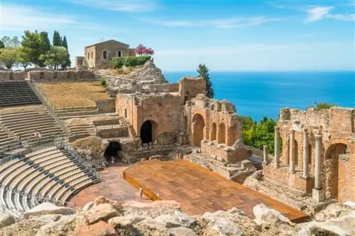 ессеву / Shutterstock. Руины древнегреческого театра в Таормине, Сицилия.
