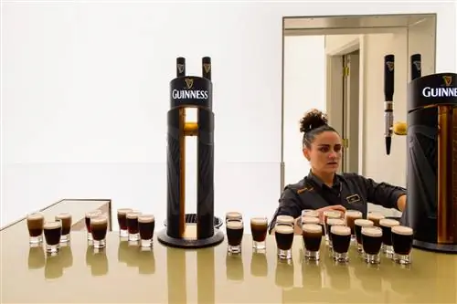 Антон_Иванов / Shutterstock. Готовится дегустационный мастер-класс в Guinness Storehouse.