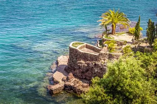 Travel-Fr / Shutterstock. Великолепная вилла на берегу Средиземного моря..