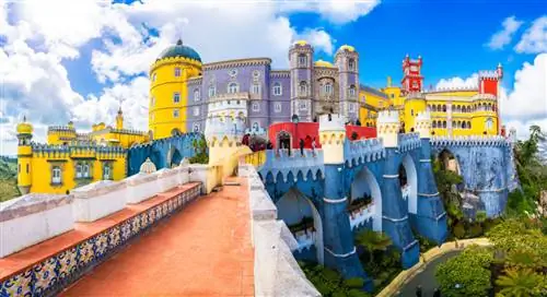 Балате Дорин / Shutterstock. Дворец Пена в Синтре, на возвышенности города.