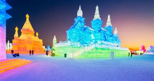 фотоистория / Shutterstock. Ледяная скульптура фараона размером с памятник в Харбине.