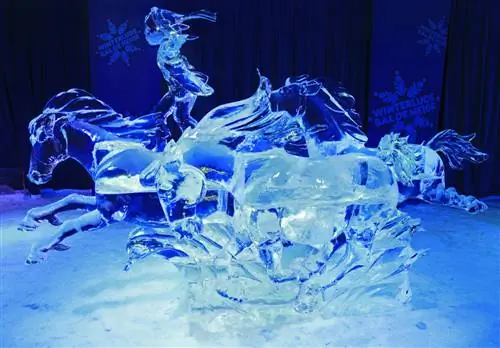 Влад Г/ Shutterstock. Ледяная скульптура скачущих лошадей.