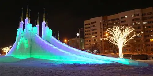 ЮРИЙ ЛЕДЕНЦОВ/ Shutterstock. Великолепная кружевная скульптура засветилась посреди ночи в России.