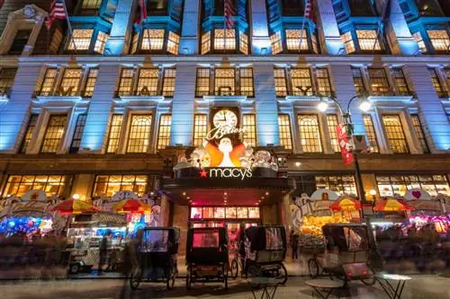 Франсуа Ру / Shutterstock. Витрина магазина Macy's перед Рождеством в Нью-Йорке