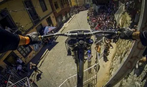 Лучшие байкеры мира соревнуются в Вальпараисо: невероятное видео