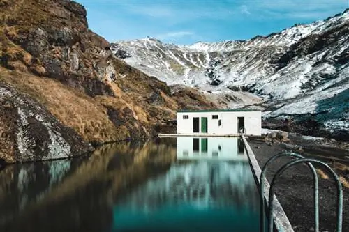 Побалуйте себя расслабляющим отдыхом в бассейне с горячей водой в Исландии. Автор Петр Янса / Shutterstock