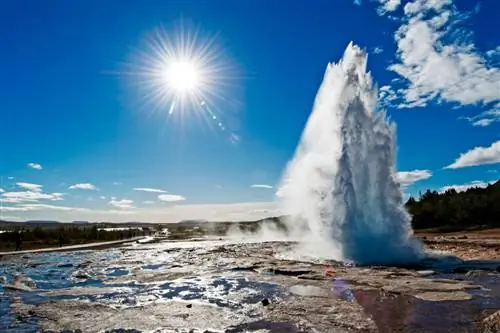 Гейзер Стоккур в полном разгаре в солнечный день. Автор Нокуро / Shutterstock