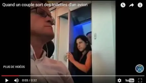 Видео: 2 пассажира выходят из туалета самолета, представляем причину