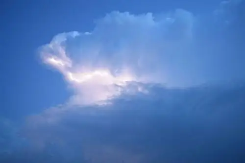 Драматические синие струи появляются над грозами