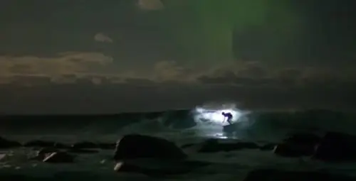Мик Фаннинг катается на серфинге под северным сиянием