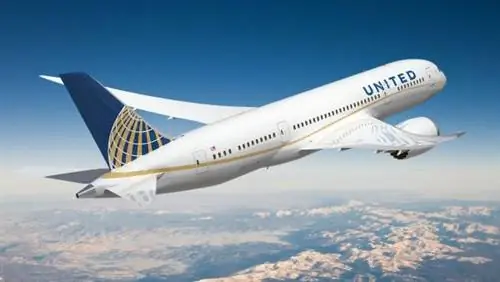 United Airlines взимает плату за ручную кладь