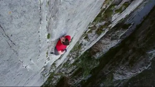 Молодой человек взбирается на 760-метровую стену голыми руками без защиты