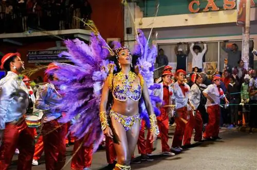 Ночной парад батукады Samba Tropical и ее королевы Ночной парад батукады Samba Tropical и ее королевы