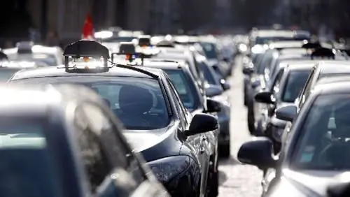 Такси нарушают доступ к вокзалам и аэропортам